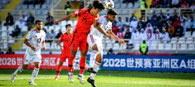 韩国与伊朗在2026世预赛亚洲区A组中的激烈对抗，两队球员争抢头球