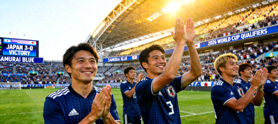 日本国家队在2026世预赛中轻松取胜，球员赛后向观众致意