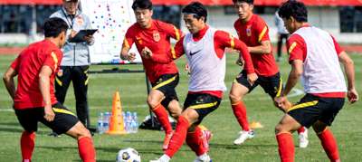 中国男足国家队在2026世预赛前的封闭训练，球员进行分组对抗